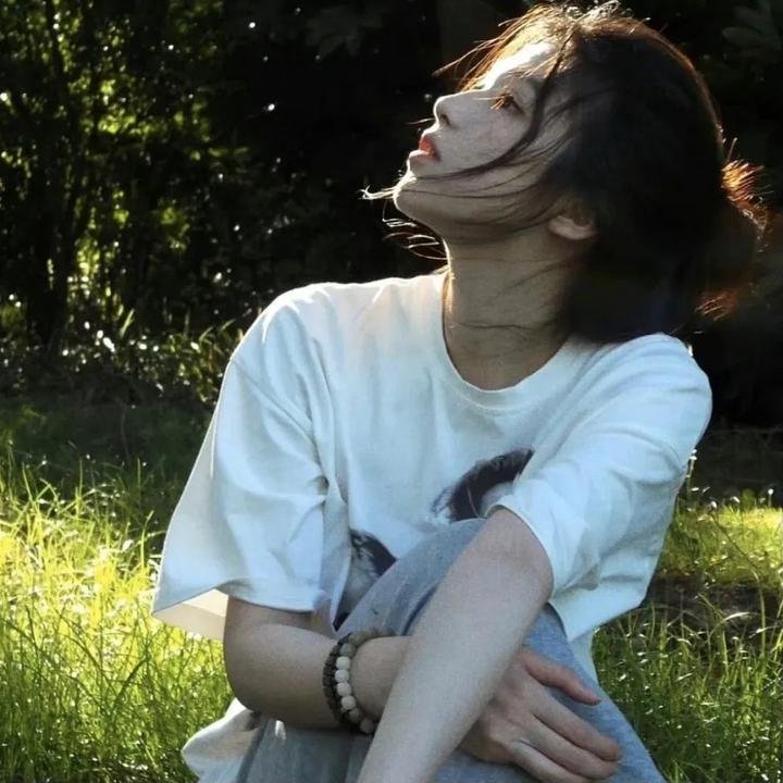 玻璃橱窗中的姑娘